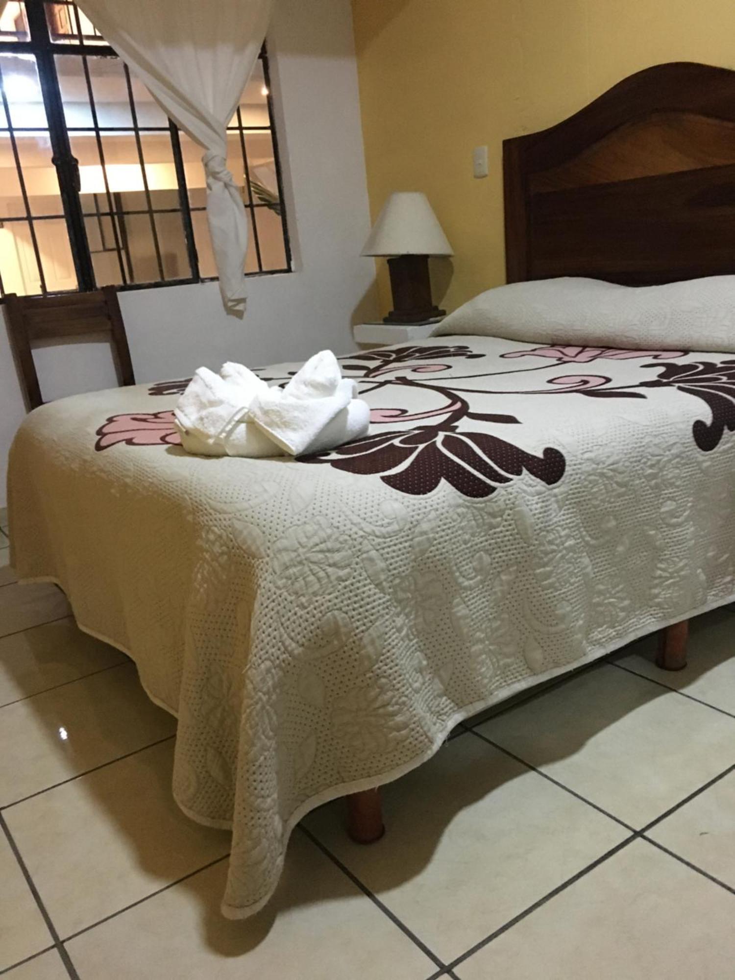Hotel Posada Camelinas Пацкуаро Экстерьер фото