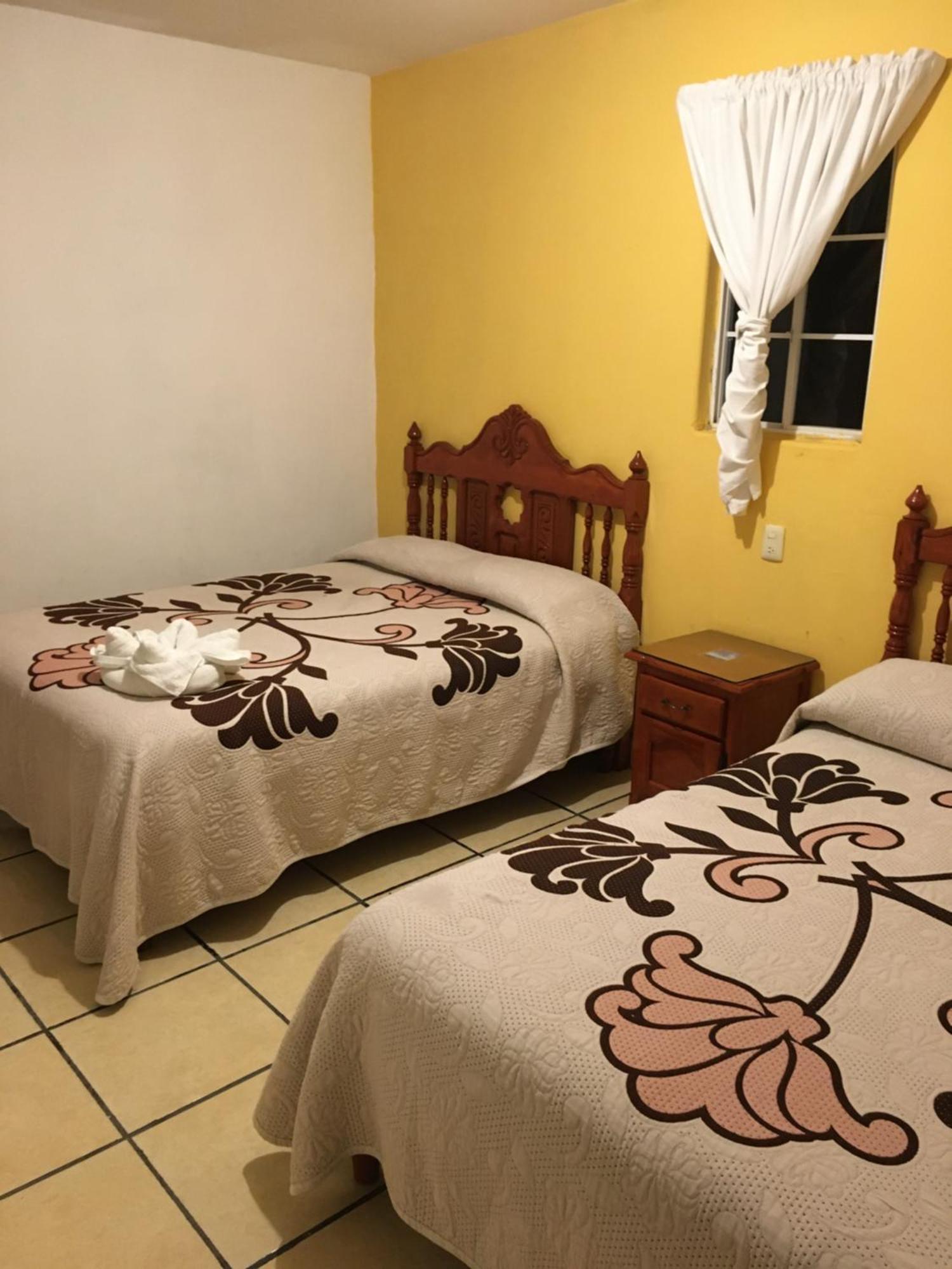 Hotel Posada Camelinas Пацкуаро Экстерьер фото