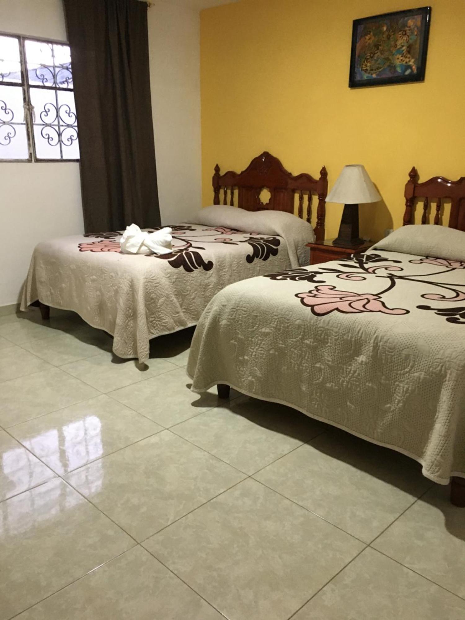 Hotel Posada Camelinas Пацкуаро Экстерьер фото