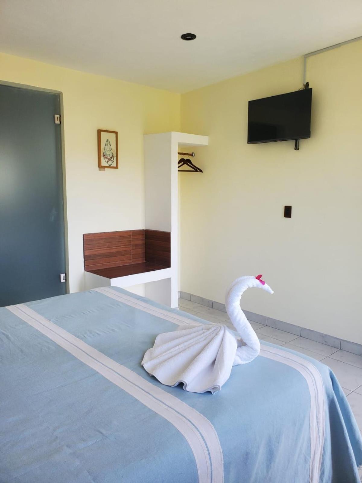 Hotel Posada Camelinas Пацкуаро Экстерьер фото