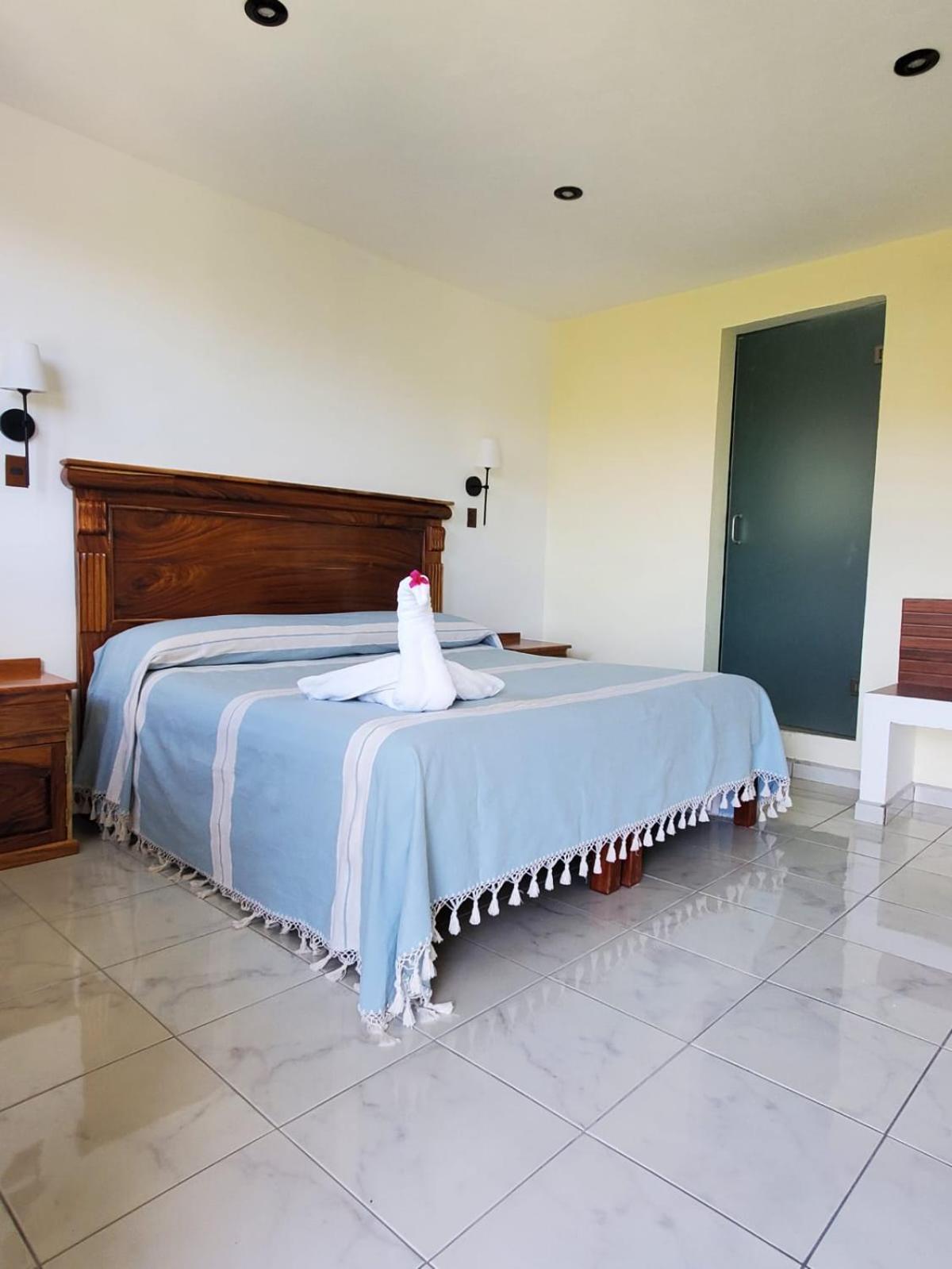 Hotel Posada Camelinas Пацкуаро Экстерьер фото