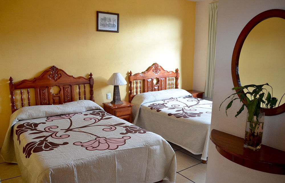 Hotel Posada Camelinas Пацкуаро Экстерьер фото