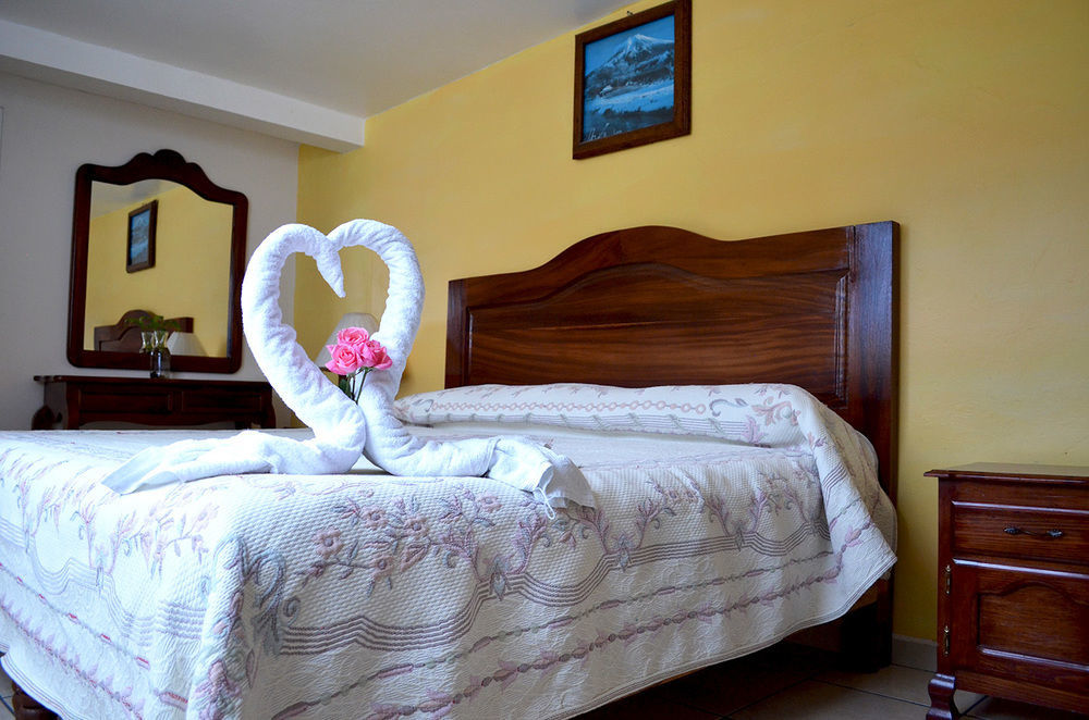 Hotel Posada Camelinas Пацкуаро Экстерьер фото