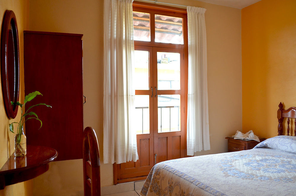 Hotel Posada Camelinas Пацкуаро Экстерьер фото
