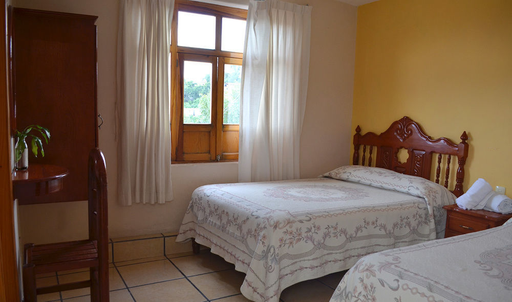 Hotel Posada Camelinas Пацкуаро Экстерьер фото