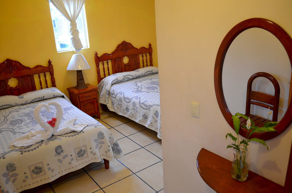 Hotel Posada Camelinas Пацкуаро Экстерьер фото