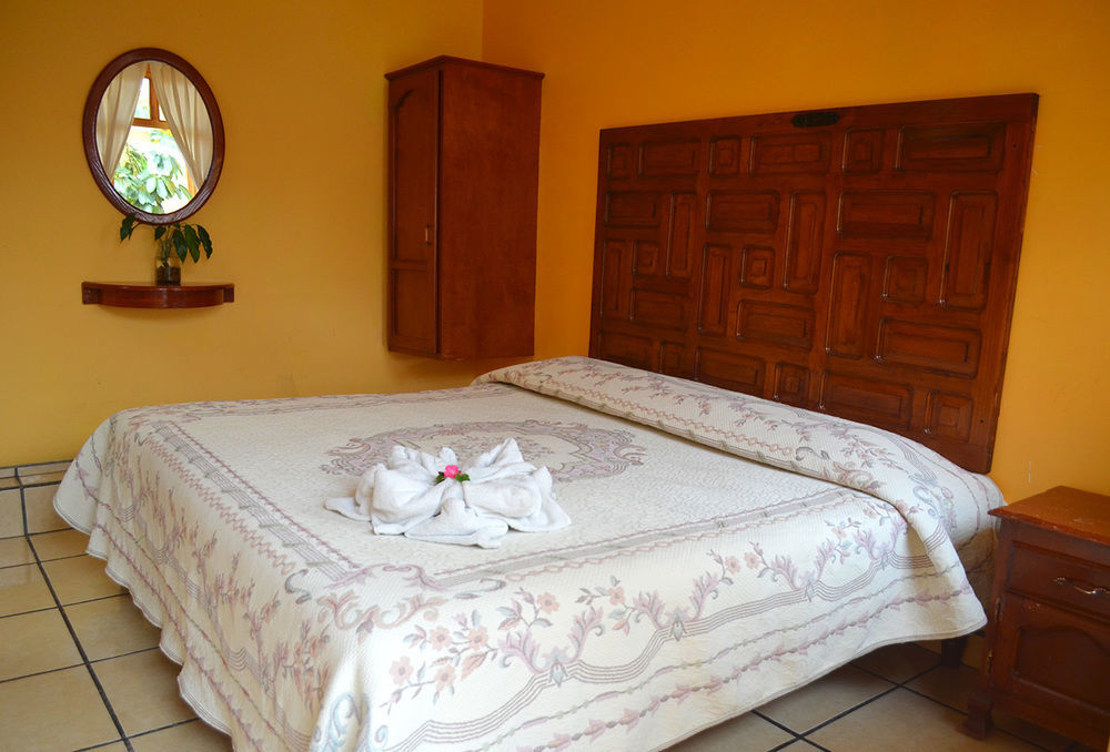 Hotel Posada Camelinas Пацкуаро Экстерьер фото