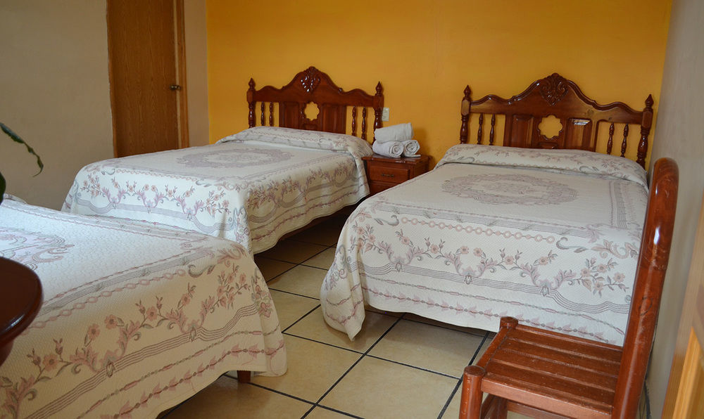 Hotel Posada Camelinas Пацкуаро Экстерьер фото