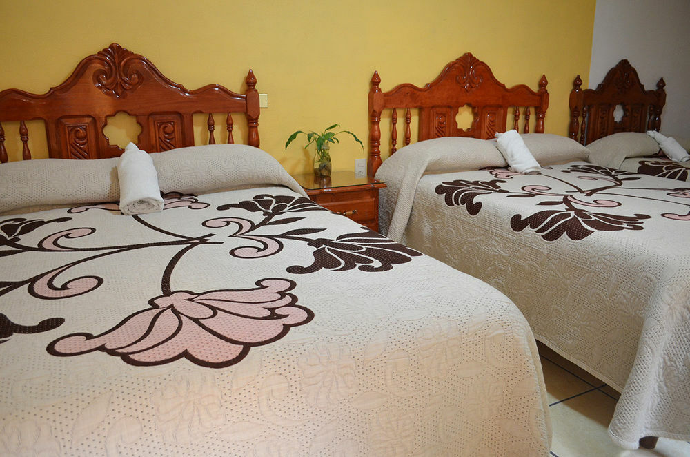 Hotel Posada Camelinas Пацкуаро Экстерьер фото