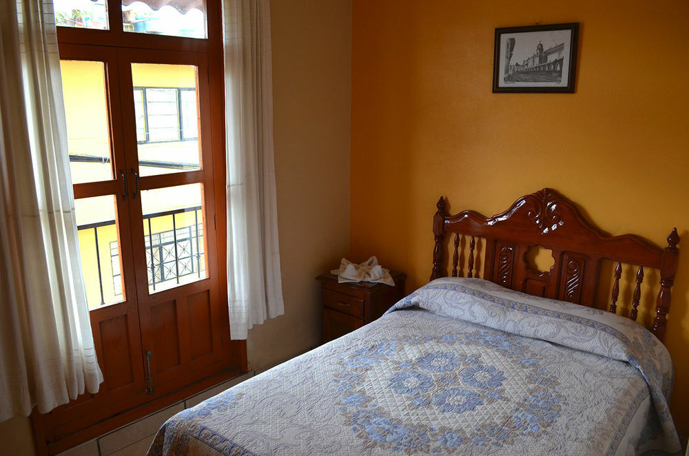 Hotel Posada Camelinas Пацкуаро Экстерьер фото