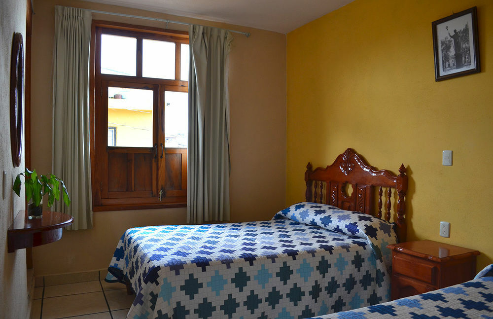 Hotel Posada Camelinas Пацкуаро Экстерьер фото