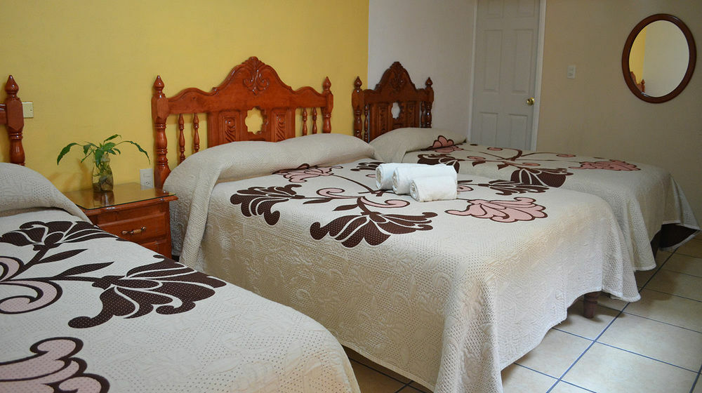 Hotel Posada Camelinas Пацкуаро Экстерьер фото